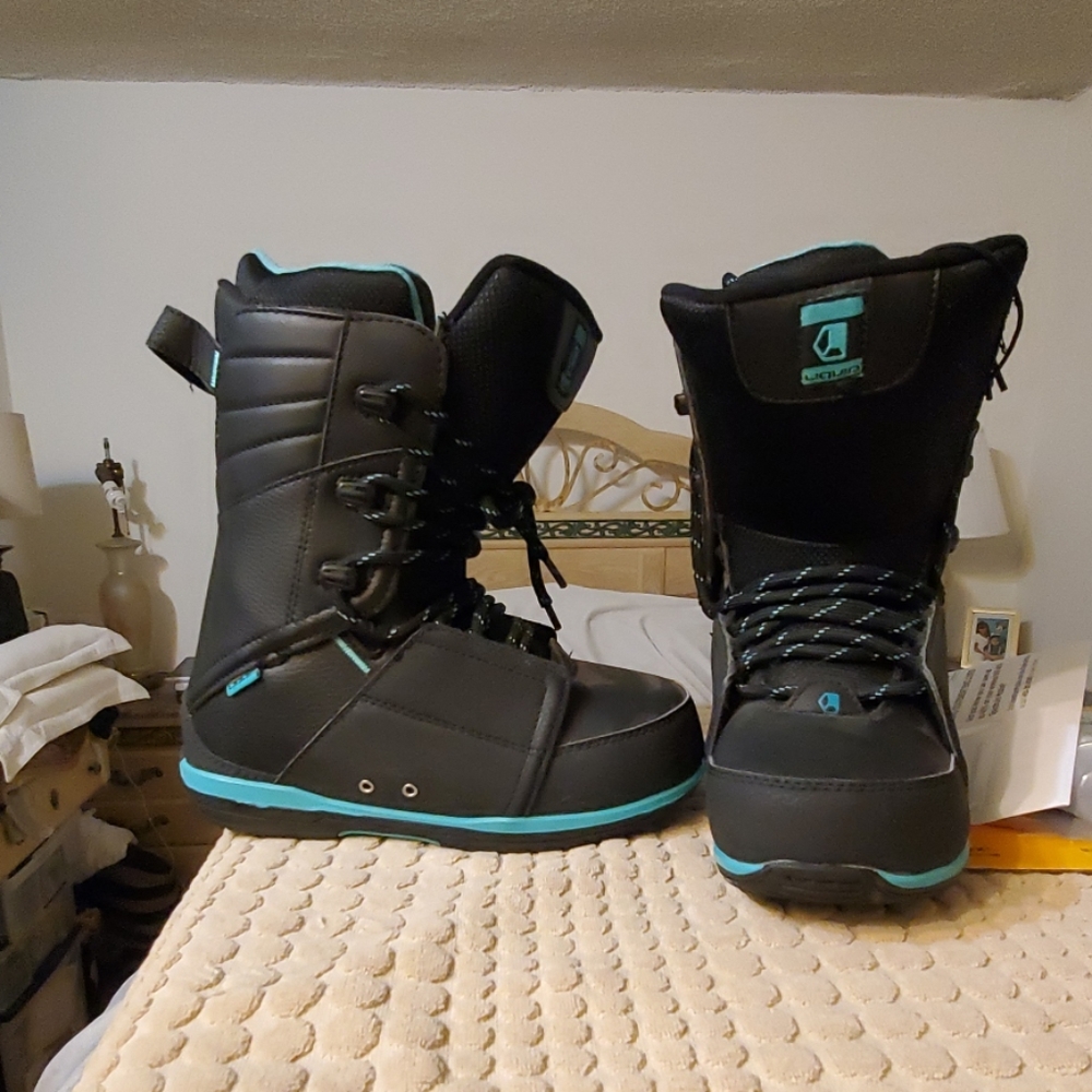 Liquid snowboard boots